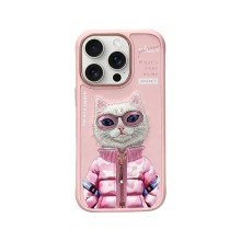 Чехол-накладка для iPhone 15 Pro Max  Nimmy кошечка в розовой  куртке