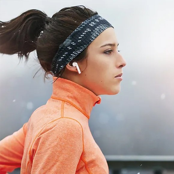 Наушники OLMIO TWE-09 с беспроводной зарядкой чехла, белые Наушники OLMIO TWE-09 с беспроводной зарядкой чехла, белые