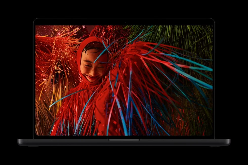 Фотография человека в красном костюме на экране MacBook Pro