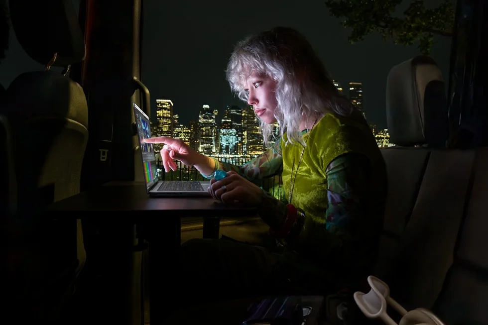 MacBook Pro в поездке на фоне ночного города