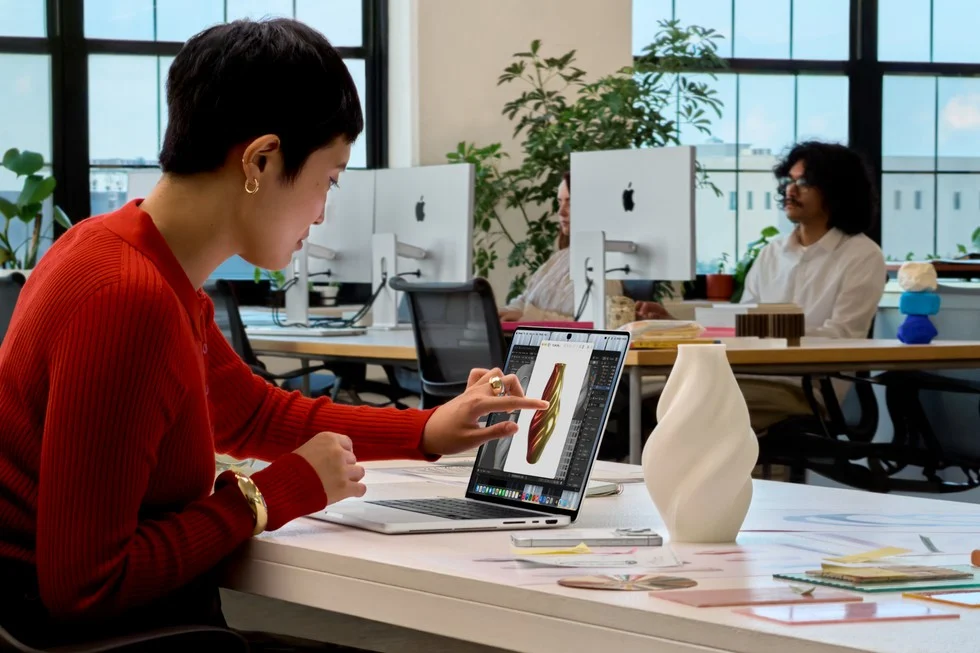 Сенсорное управление MacBook Pro в офисе